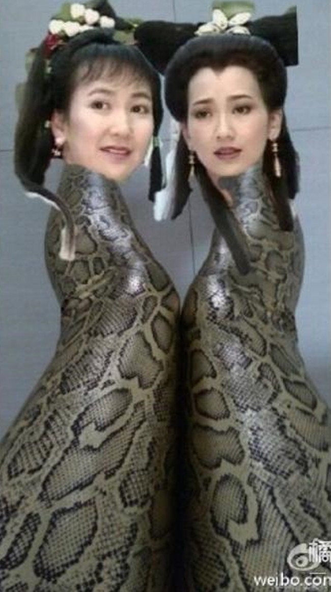 Bên cạnh những người sợ hãi, thì một số người thích thú chế ảnh Thanh Xà - Bạch Xà hay viết thẳng chữ "đầu rắn" vào ảnh để tăng thêm tính hài hước của chiếc quần đang khiến dân tình điên đảo kể trên.