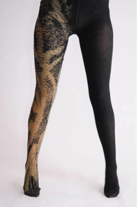 Từ một chiếc quần tất đơn thuần nhưng qua bàn tay và khối óc của các nhà thiết kế, chúng trở nên độc đáo hơn và khiến không ít người phải giật mình sợ hãi.