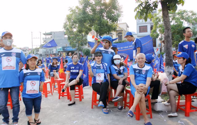 Nhiều CĐV Than Quảng Ninh đã ngồi ngoài sân để xem qua màn hình lớn để phản đối lại lệnh cấm "vô lý" của VPF.