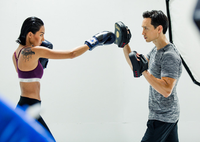 Nam diễn viên cho biết anh tập gym từ năm 15 tuổi, có thời gian từng là huấn luyện viên thể hình. Kim Lý sở hữu hình thể săn chắc, cơ bụng 6 múi nên hay được mời đóng vai 'soái ca' trên màn ảnh.