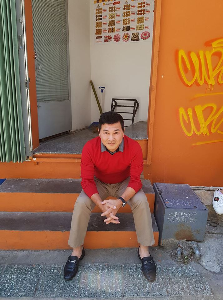 Cụ thể, trên trang cá nhân của mình doanh nhân Nguyễn Hoài Nam đã chia sẻ những suy dòng suy nghĩ của mình về vụ việc của tài xế Tiến và nói sẵn sàng sẽ chi trả 240 triệu tiền đền bù và bên cạnh đó sẽ trả lương hàng tháng cho đến bao giờ anh Tiến lấy được bằng lái về.