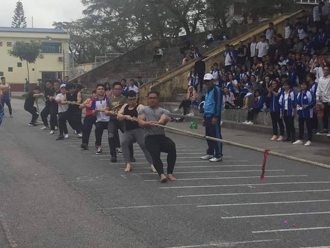 "Chuyển về Hàng hải học thôi, học ở nữ nhi quốc làm sao có người yêu", bạn Linh Nguyễn bày tỏ.