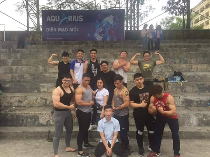 "Thi giải sinh viên thôi mà, có nhất thiết phải triệu tập vận động viên chuyên nghiệp đi thi đấu vậy không", nickname B.Đ bình luận.