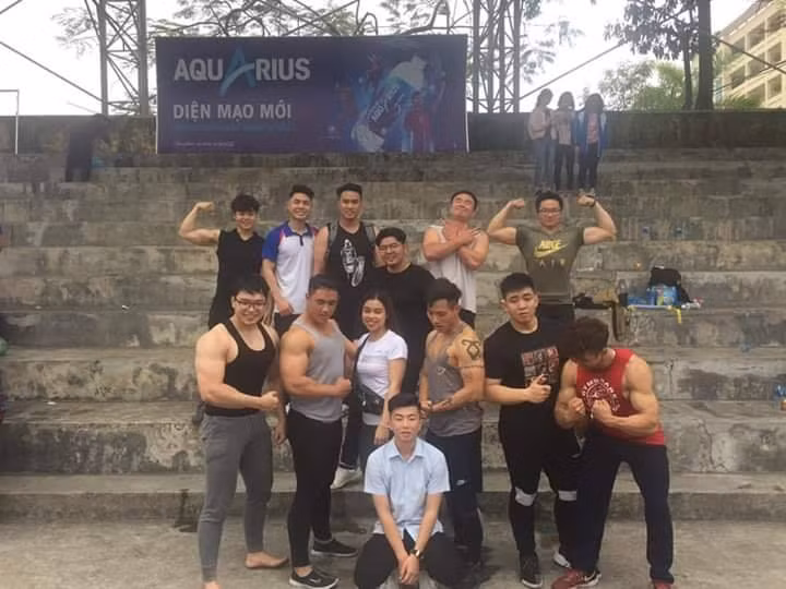 "Thi giải sinh viên thôi mà, có nhất thiết phải triệu tập vận động viên chuyên nghiệp đi thi đấu vậy không", nickname B.Đ bình luận.