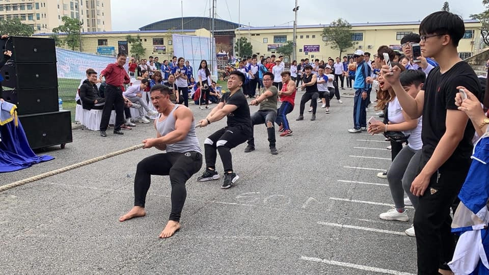 Với thân hình cơ bắp cuồn cuộn, hội chị em đã đổ gục hoàn toàn trước các chàng trai Hàng hải.