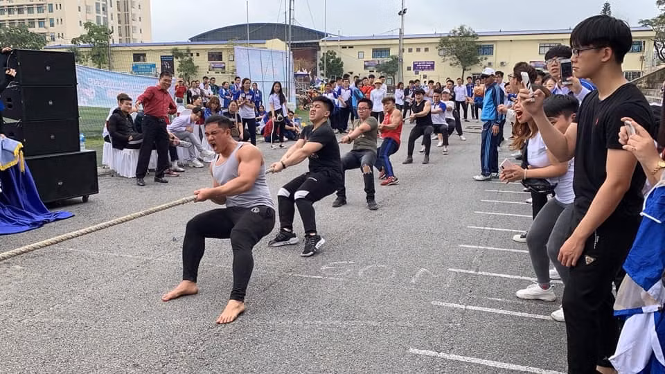 Với thân hình cơ bắp cuồn cuộn, hội chị em đã đổ gục hoàn toàn trước các chàng trai Hàng hải.