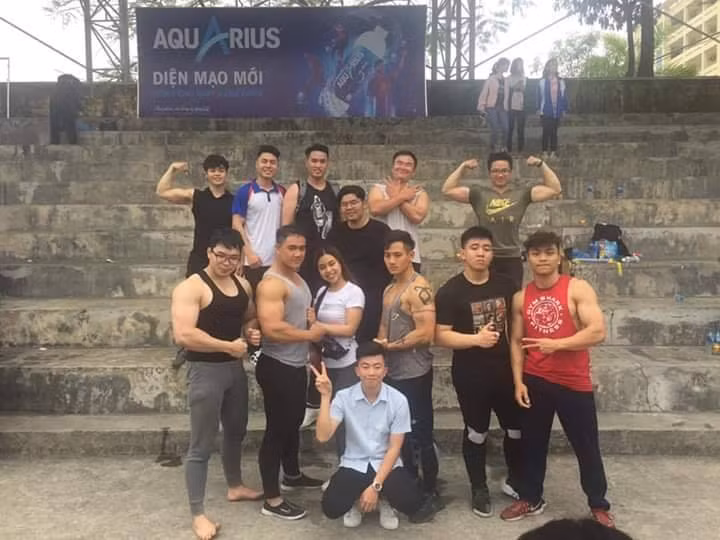 việc đi học mỗi ngày sẽ "dễ thở" hơn rất nhiều, và khối lượng bài tập cũng như sự nghiêm khắc của thầy cô không còn là ác mộng nữa khi được thường xuyên ngắm những cơ thể 6 múi.