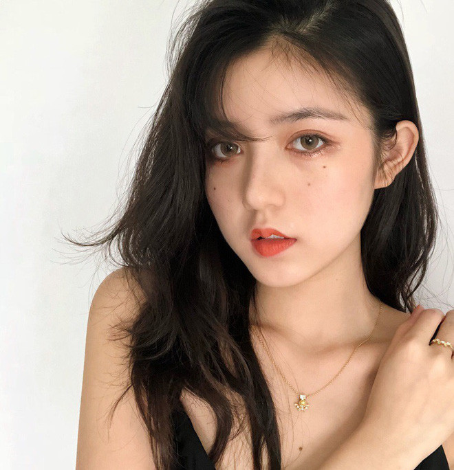 Được biết, nữ blogger xứ Trung xinh đẹp này có biệt danh là @superxuan, tên thường gọi là Hiên Hiên. Hiên Hiên là hot girl mạng kiêm beauty blogger sở hữu tới hơn 770.000 lượt người theo dõi trên trang cá nhân.