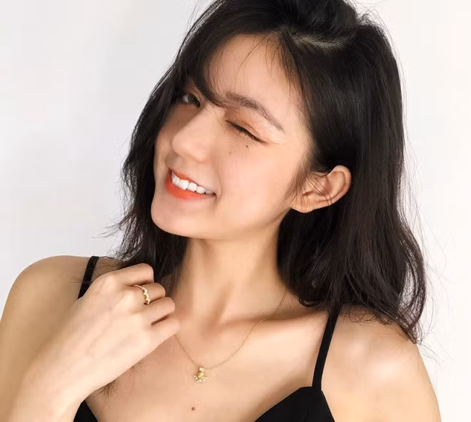 Hiên Hiên sở hữu đôi mắt to tròn long lanh, khuôn miệng nhỏ nhắn, làn da trắng hồng cùng một nốt ruồi duyên trên má.