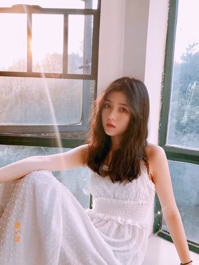 Trong những clip review sản phẩm tẩy trang, Hiên Hiên còn gây ấn tượng bởi mặt mộc đẹp và tươi tắn không kém gì nhan sắc đã qua trang điểm.