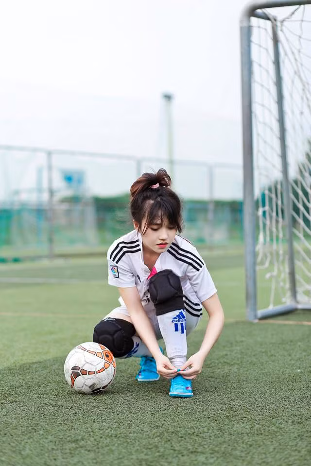 Nhìn dáng người khá mảnh khảnh nhưng ít ai biết rằng khi xỏ giày vào sân Thùy Dung lại khá vững chắc ở vị trí thủ môn. Dù chỉ là vui khỏe trong nhưng trận bóng cùng các cô bạn gái khác nhưng Thùy Dung vẫn cho thấy nhiệt huyết và tình yêu cháy bỏng với môn túc cầu.