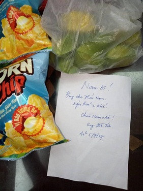 Không chỉ tận tâm với các cháu ngoại, ông ngoại Hương Giang còn được miêu tả là người có chữ rất đẹp và rất tâm lý. Đọc những dòng tâm thư của cô bạn này, dân mạng đã rưng rưng nước mắt bởi tình cảm gia đình quá ấm áp và họ không quên chúc "ông ngoại của năm" thêm sức khỏe và đầy áp yêu thương.