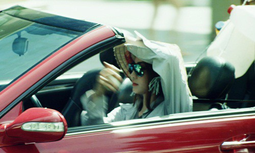 Dù đã ngồi ô tô nhưng vì đi xe mui trần nên cô nàng này vẫn mặc áo chống nắng, đeo kính dâm và đội nón để đi ra đường khiến nhiều người xung quanh bất ngờ.