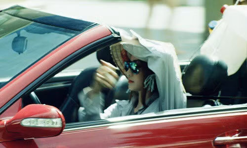 Dù đã ngồi ô tô nhưng vì đi xe mui trần nên cô nàng này vẫn mặc áo chống nắng, đeo kính dâm và đội nón để đi ra đường khiến nhiều người xung quanh bất ngờ.