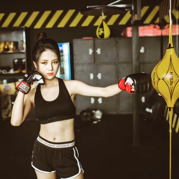 Không đủ sức khỏe để theo đuổi ước mơ từ bé, Phương Thảo tìm đến võ thuật để cải thiện thể chất của bản thân: "Mình tập boxing để cải thiện sức khỏe, muốn bản thân tự tin hơn, chắc khỏe cũng như thoát khỏi vẻ bề ngoài bánh bèo. Tôi thấy mình yếu đuối quá nên quyết định phải thay đổi bản thân. Biết đâu một ngày nào đấy tiếp tục được mơ ước của mình",