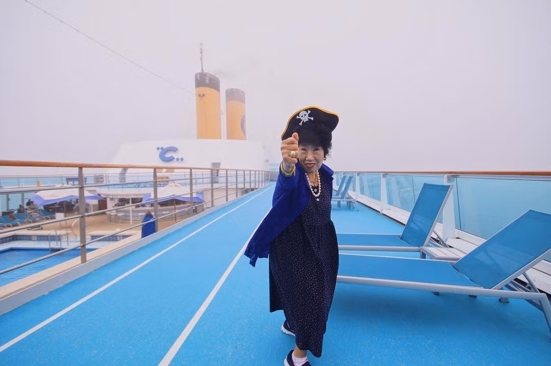 Trên trang của mình, bà Makrye chỉ cách trang điểm để giảm đi những nếp nhăn và sự lão hóa.