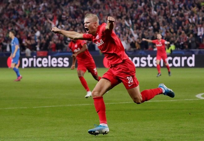 MU được cho là có nhiều lợi thế ở thương vụ Erling Haaland với sự có mặt của Ole Gunnar Solskjaer - thầy cũ của ngôi sao thuộc biên chế RB Salzburg. Thế nhưng trong diễn biến mới nhất, Giám đốc thể thao của CLB nước Áo vừa lên tiếng hé lộ sự thật bất ngờ.