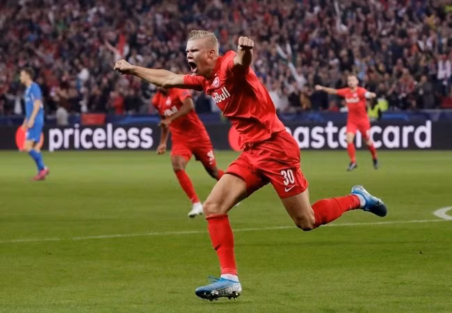 MU được cho là có nhiều lợi thế ở thương vụ Erling Haaland với sự có mặt của Ole Gunnar Solskjaer - thầy cũ của ngôi sao thuộc biên chế RB Salzburg. Thế nhưng trong diễn biến mới nhất, Giám đốc thể thao của CLB nước Áo vừa lên tiếng hé lộ sự thật bất ngờ.