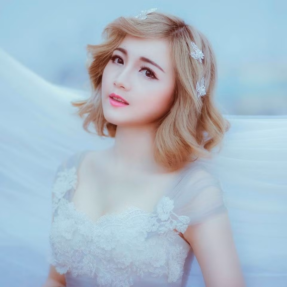 Thời gian gần đây, cư dân mạng chú ý tới cô gái 9X xinh đẹp Sài thành bằng vẻ đẹp búp bê cùng sự chăm chỉ, chịu khó, khả năng kiếm tiền giỏi.