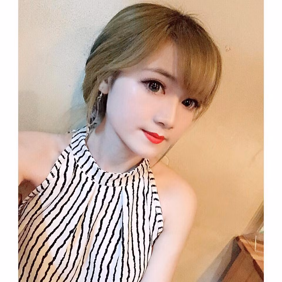 Sau khi quyết định nghỉ học, Mỹ Tiên thử sức với công việc kinh doanh thời trang online. Nhờ sự nhạy bén, lanh lợi và tài ăn nói, Mỹ Liên dần dần nhận được nhiều sự yêu mến từ khách hàng, kinh doanh bắt đầu khá lên.