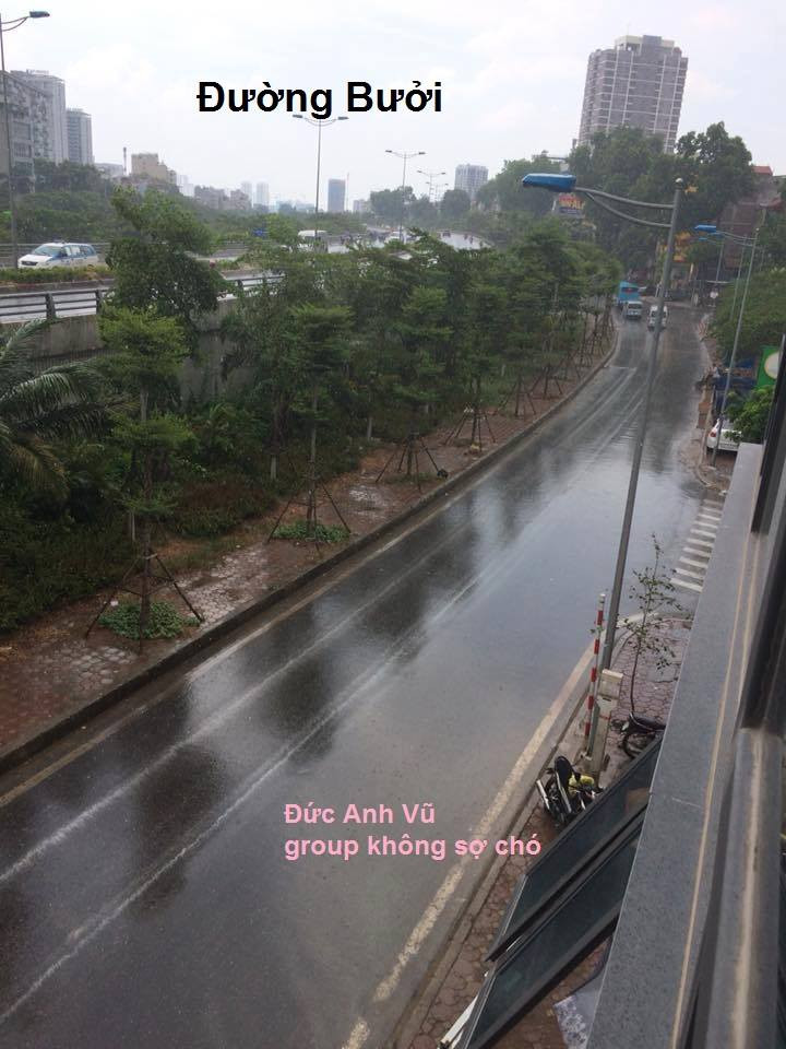 Những con đường mấy ngày qua nắng cháy vì nắng nóng đỉnh điểm giờ đã được tưới mát.