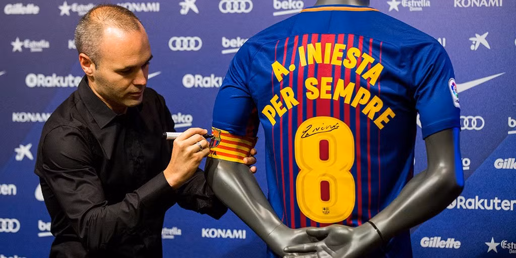 Barca dành hợp đồng đặc biệt cho Iniesta: Barca đã chính thức đưa ra quyết định về tương lai của đội trưởng Andres Iniesta, bằng bản hợp đồng cuộc đời. Hợp đồng cũ của Iniesta hết hạn vào cuối mùa này. Sau nhiều tháng thương lượng, hai bên đồng ý với thỏa thuận về bản hợp đồng mà Iniesta được phép tự quyết định tương lai. Ảnh: AS