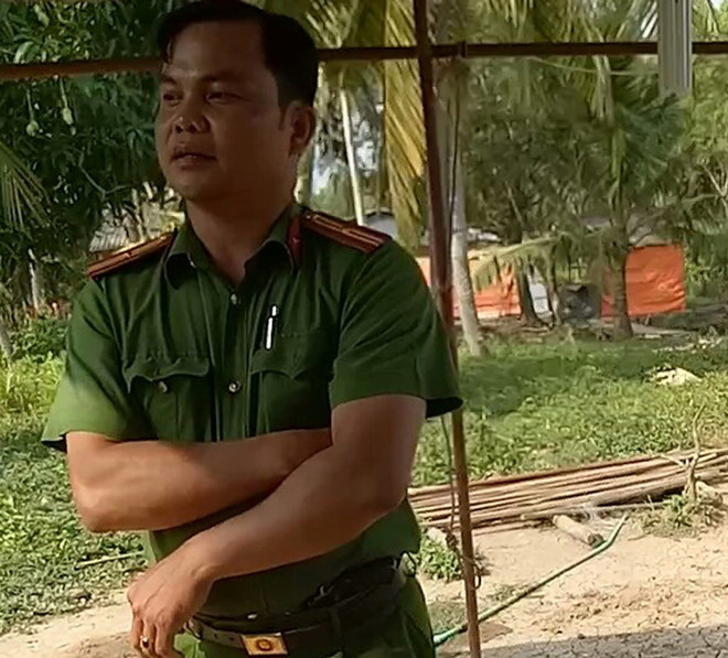 Thiếu tá Hòa đến nhà bà Hà hôm mùng 1 Tết Mậu Tuất. Ảnh: Gia đình bà Hà cung cấp