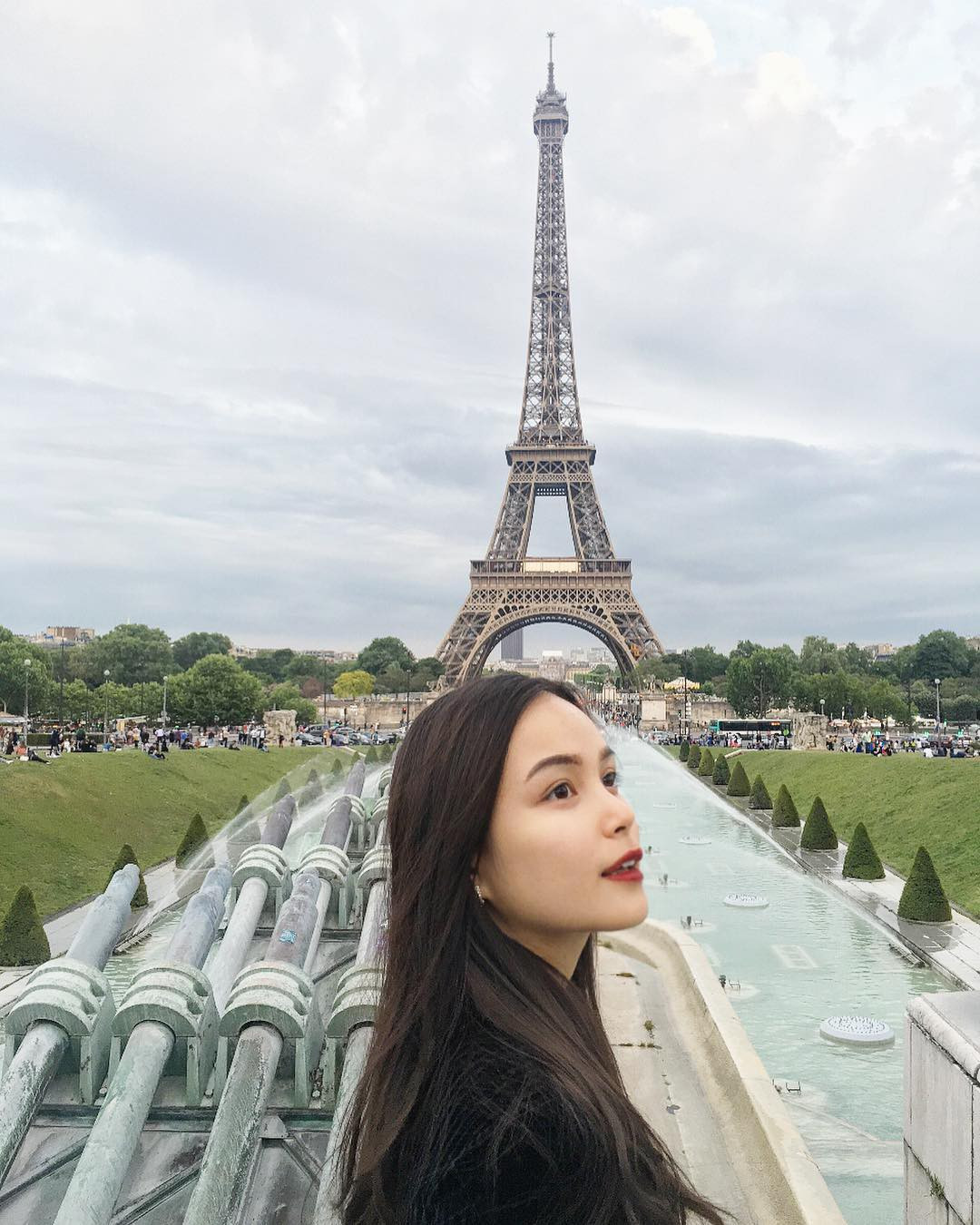 Kể từ lúc xuất hiện dưới chân cầu thang của chuyên cơ Air Force One, gần tất tần tật mọi thông tin về cô nàng tặng hoa Tổng thống Mỹ đến dự Hội nghị thượng đỉnh Mỹ-Triều đều được cư dân mạng ráo riết truy tìm.