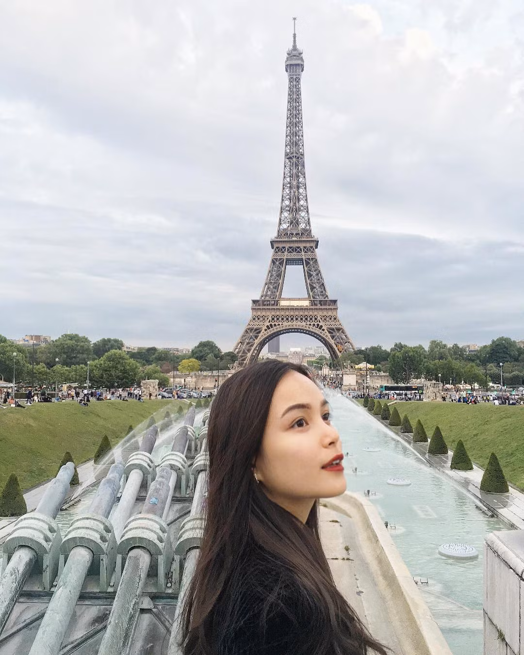 Kể từ lúc xuất hiện dưới chân cầu thang của chuyên cơ Air Force One, gần tất tần tật mọi thông tin về cô nàng tặng hoa Tổng thống Mỹ đến dự Hội nghị thượng đỉnh Mỹ-Triều đều được cư dân mạng ráo riết truy tìm.