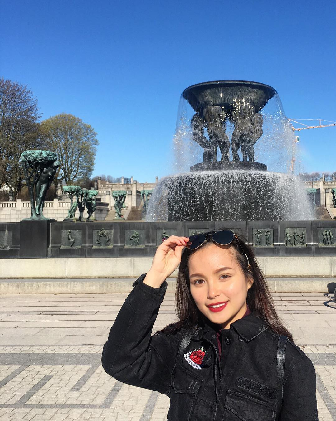 Nữ sinh Lê Thị Phương Linh, sinh viên khoa Luật Quốc tế, Học viện Ngoại giao Việt Nam đã trở thành gương mặt gây bão trên MXH sau khi được chọn làm người tặng hoa Tổng thống Mỹ - Donald Trump khi ông đến Việt Nam dự Hội nghị thượng đỉnh Mỹ-Triều.