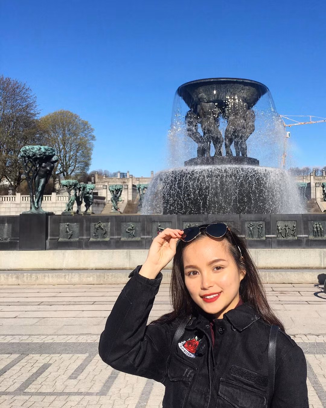 Nữ sinh Lê Thị Phương Linh, sinh viên khoa Luật Quốc tế, Học viện Ngoại giao Việt Nam đã trở thành gương mặt gây bão trên MXH sau khi được chọn làm người tặng hoa Tổng thống Mỹ - Donald Trump khi ông đến Việt Nam dự Hội nghị thượng đỉnh Mỹ-Triều.