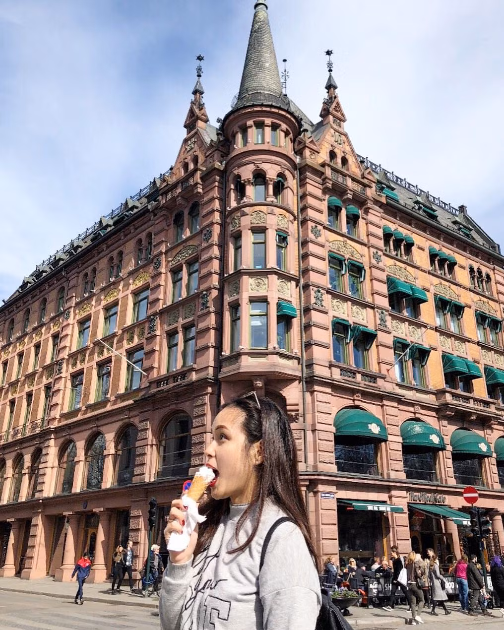 Không chỉ thường xuyên check-in tại những địa điểm khác nhau trong nước, bản đồ du lịch của Phương Linh còn được trải dài ở nhiều thành phố lớn khác trên thế giới.