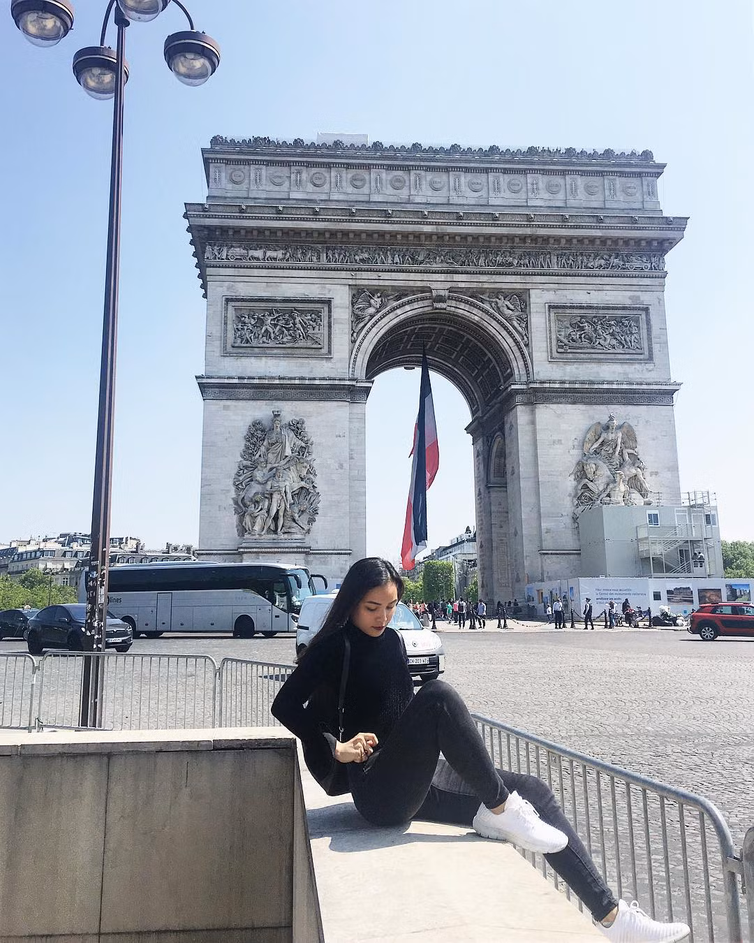 Thậm chí, xem những bức ảnh của cô nàng tặng hoa Tổng thống Mỹ, nhiều người còn phải thốt lên rằng: "Cô chẳng kém cạnh các travel blogger chuyên nghiệp".