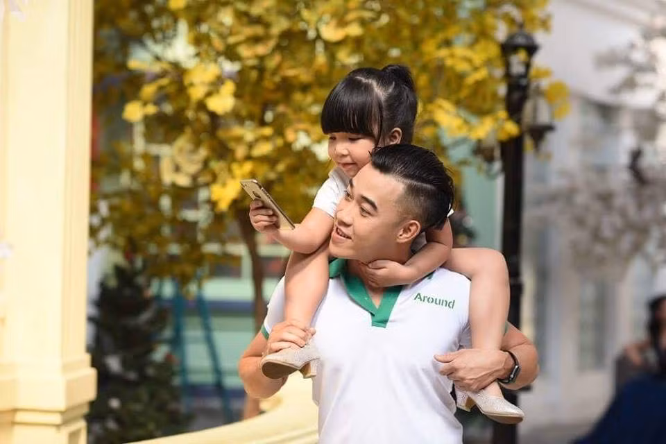 Không chỉ có thành công chung khi gắn kết với nhau, cha con Bối Bối còn có những dấu ấn riêng. Quá ấn tượng với clip, anh Nguyễn Mạnh Hải (bố của bé Bối Bối) đã nhận được lời mời quảng cáo từ một số nhãn hàng. Tuy nhiên, anh đã không nhận lời vì không muốn biến con gái thành công cụ kiếm tiền để rồi mất đi sự hồn nhiên của bé.