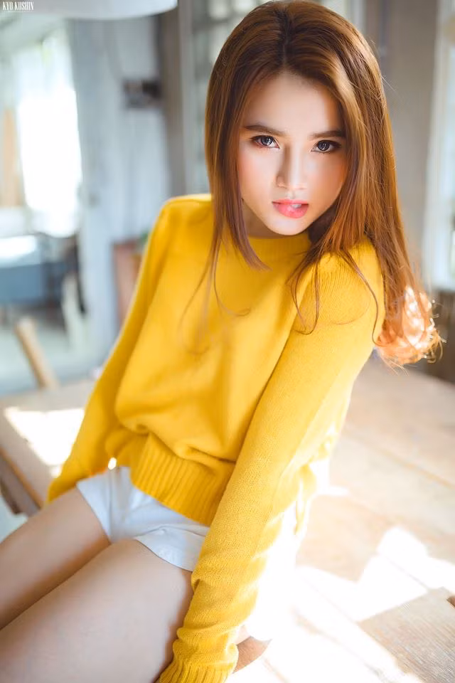 Việc sử dụng hai gam màu vàng và trắng trong bộ ảnh của mình, Phương Nhi đã truyền được nhiều năng lượng đến người xem.