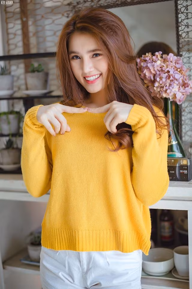 Sở hữu nụ cười tỏa nắng, gương mặt khả ái cùng nét lai tây vô cùng duyên dáng, Phương Nhi đã nhanh chóng trở thành tâm điểm chú ý của nhiều người khi bộ hình được đăng tải.