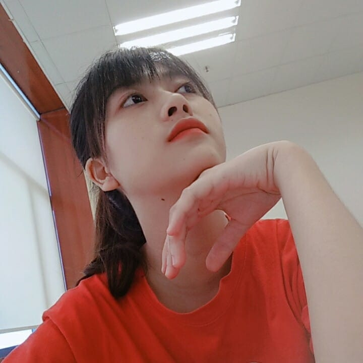 Hương đang cố gắng để việc bất ngờ được chú ý trên mạng không ảnh hưởng đến cuộc sống đời thực, đặc biệt là việc học tập.