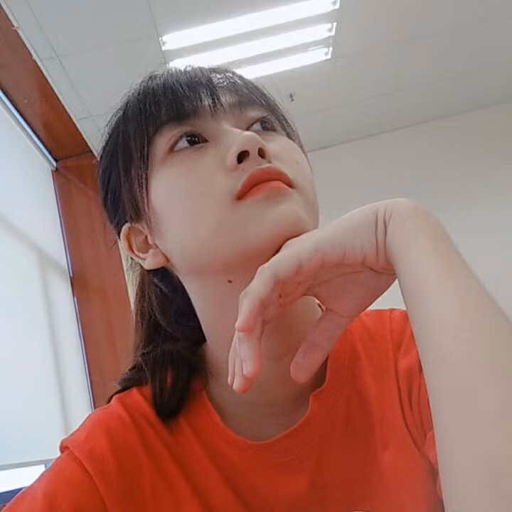 Hương đang cố gắng để việc bất ngờ được chú ý trên mạng không ảnh hưởng đến cuộc sống đời thực, đặc biệt là việc học tập.