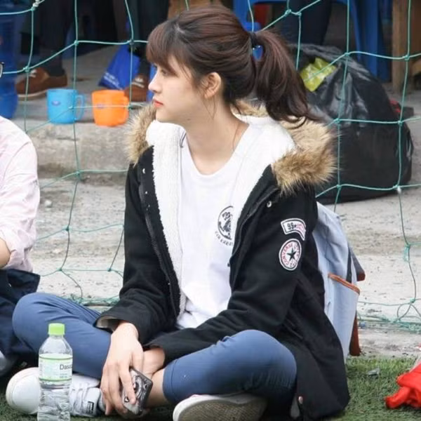 Hương chỉ biết mình nổi tiếng khi bạn bè tag vào bình luận bên dưới bức ảnh chụp mình, lúc đó được đăng trên một page xe buýt không có quá nhiều lượt theo dõi. Hương cảm thấy khá bất ngờ và vui khi nhận được nhiều lời khen, hỏi thăm và những lời mời kết bạn đến từ khắp tỉnh thành.