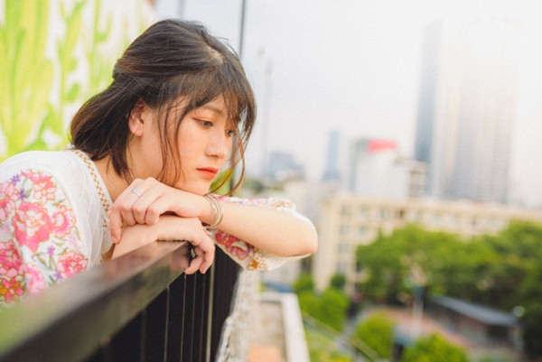 Đây cũng là lúc Hương cảm thấy hoang mang khi đọc được hàng trăm bình luận săm soi, thậm chí nói lời khiếm nhã đến từ một số cư dân mạng.