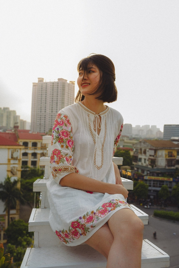 Chia sẻ với báo chí, nữ sinh 9X ĐH Kinh tế Quốc dân cho biết: "Bức ảnh đó mình bị chụp lén, không dàn dựng hay cố tình chia sẻ câu like. Cuộc sống của mình trước giờ vốn bình yên lắm, nay được chú ý thì vừa vui vừa lo lắng. Mình đọc được những bình luận không hay thì chỉ buồn chút thôi, chứ không đáp trả. Bù lại, điều mình nhận thấy là lời mời kết bạn và tương tác trên trang cá nhân tăng vọt. Mình nghĩ về những điều tích cực nhiều hơn"