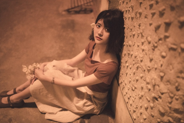 Bức ảnh chụp lén nữ sinh Kinh tế Quốc dân được chụp vào chiều ngày 2/7 khi Hương đang ngồi chờ xe buýt ở trạm Hai Bà Trưng.