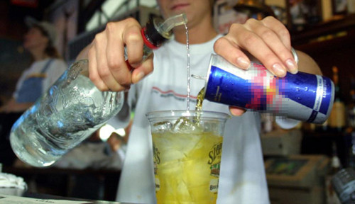 Theo các nhà nghiên cứu về thực phẩm, rượu là đồ uống có cồn , bất cứ loại nào có cồn đều không nên kết hợp với các nước ngọt có chứa ga và thành phẩm làm màu.