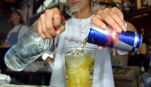 Theo các nhà nghiên cứu về thực phẩm, rượu là đồ uống có cồn , bất cứ loại nào có cồn đều không nên kết hợp với các nước ngọt có chứa ga và thành phẩm làm màu.