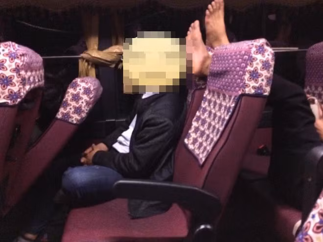 Theo đó, dù ở trên xe giường nằm và có đôi bàn chân bẩn song chị ta vẫn gác lên thành ghế trước - nơi người khác tựa đầu.