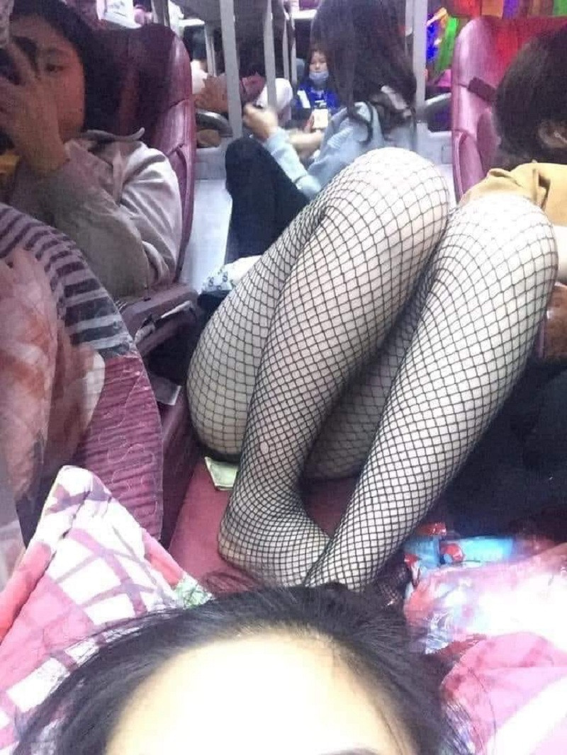 Không chỉ việc gác chân lên ghế phần của người khác, nhiều chị em còn khiến những người xung quanh cảm thấy "nóng mắt" với cách ăn mặc hớ hênh trên các phương tiện công cộng.