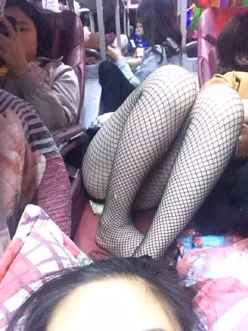 Không chỉ việc gác chân lên ghế phần của người khác, nhiều chị em còn khiến những người xung quanh cảm thấy "nóng mắt" với cách ăn mặc hớ hênh trên các phương tiện công cộng.