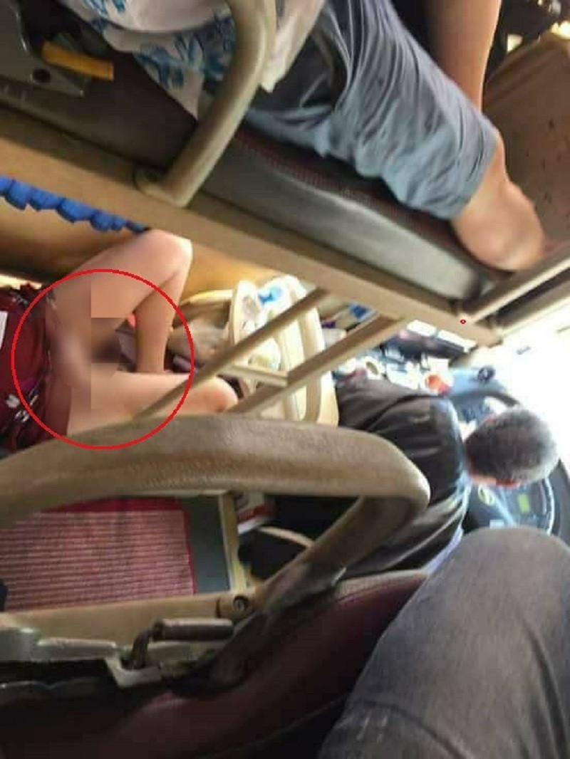 Bên cạnh những "đôi chân kém sang" thì trên những chuyến xe khách vẫn còn tình trạng, các chị em ăn mặc hớ hênh. 