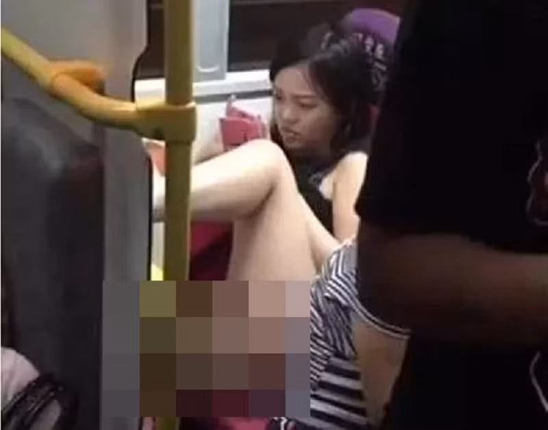 Dù đã được nhắc nhở nhưng người phụ nữ vẫn thản nhiên xem điện thoại và gác chân mặc nạn nhân đang gắng sức chịu đựng sự "tra tấn".