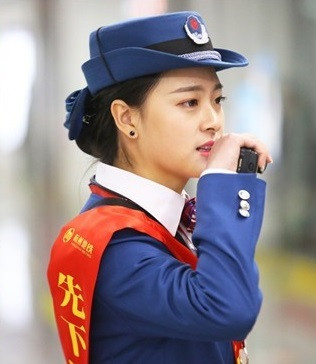 Dù hiện tại, khá nổi tiếng trên mạng xã hội của Trung Quốc nhưng Hải Yến rất hiếm khi chia sẻ hình ảnh cũng như đời tư của bản thân trên mạng xã hội. Tuy nhiên, chỉ chừng đó những góc hình xinh đẹp và sự ân cần trong cách phục vụ thôi đã giúp, nữ nhân viên ngành đường sắt này chiếm trọn trái tim của nhiều người. Ảnh trong bài: Weibo.